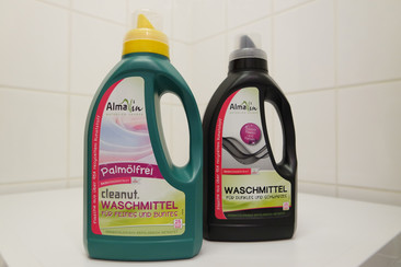 Waschmittelflasche , die erstmals zu mehr als 95 Prozent aus ausgedienten Kunststoffverpackungen besteht und im Blasformverfahren (Blow Moulding) hergestellt wird , die erstmals zu mehr als 95 Prozent aus ausgedienten Kunststoffverpackungen besteht und im Blasformverfahren (Blow Moulding) hergestellt wird | AlmaWin und INTERSEROH