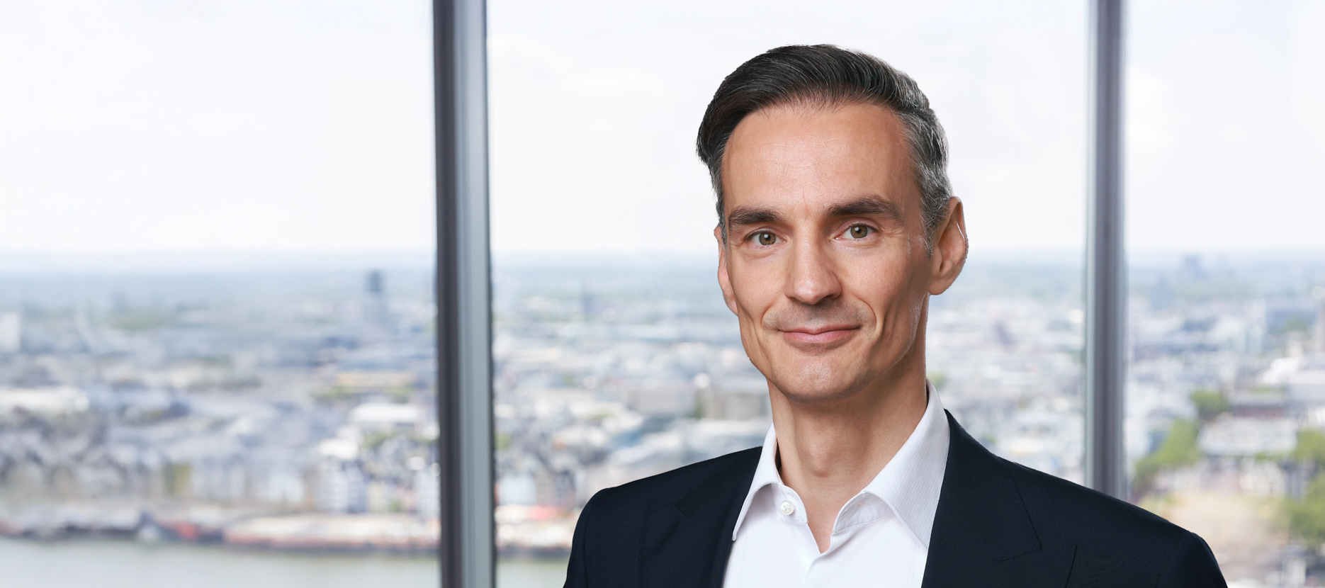 JK_interzero_Portrait_Fenster_01_WEIT_WEB JK_interzero_Portrait_Fenster_01_WEIT_WEB