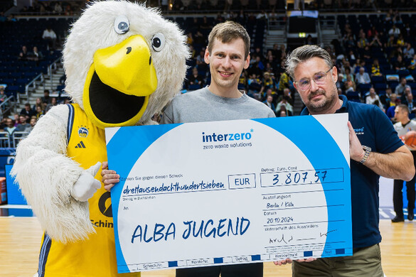 csm_Scheckbergabe_Vorschau_Interzero_ALBA_BERLIN_800x533_41eca59fda