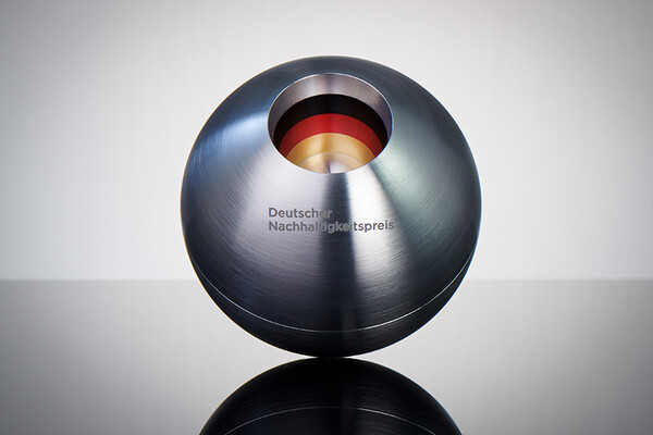 csm_230920-Preisstatuette-DNP%40Frank-Fendler-2021_92a46d5c9e csm_230920-Preisstatuette-DNP%40Frank-Fendler-2021_92a46d5c9e